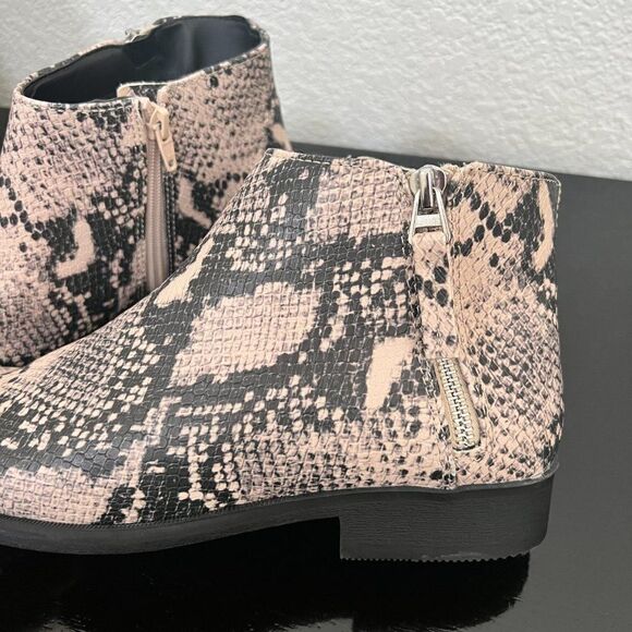 *NWOT* Time & Tru Snake Print Ankle Booties Size 8.5 - Picture 2 of 7